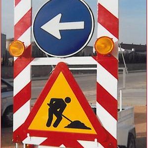 Remolque para señalización de obras en vías