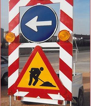 Remolque para señalización de obras en vías